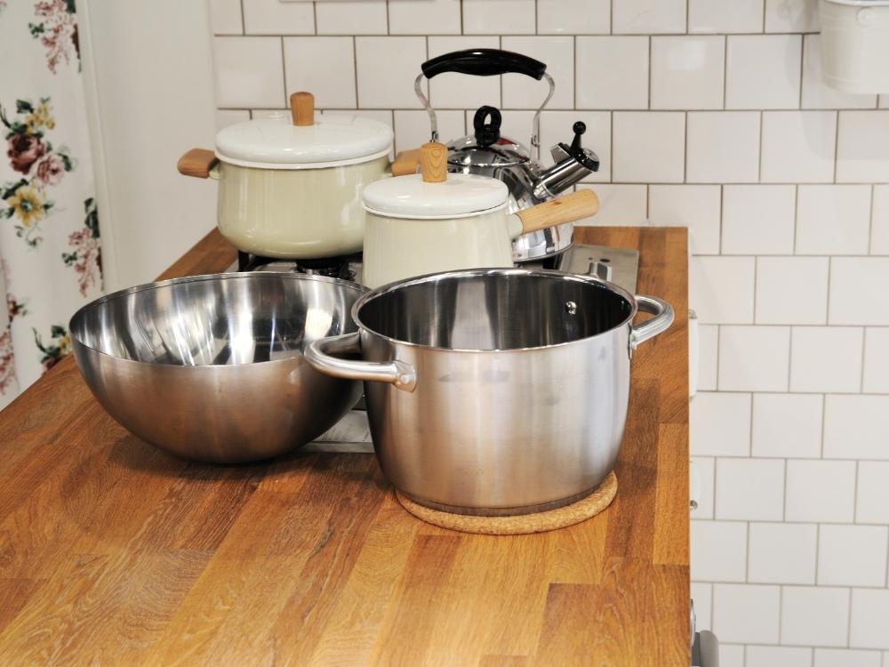 廚房裡眾多的鍋子種類